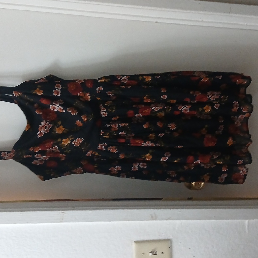 Summer Dress Size Large.  Color Black and Marron Flores.